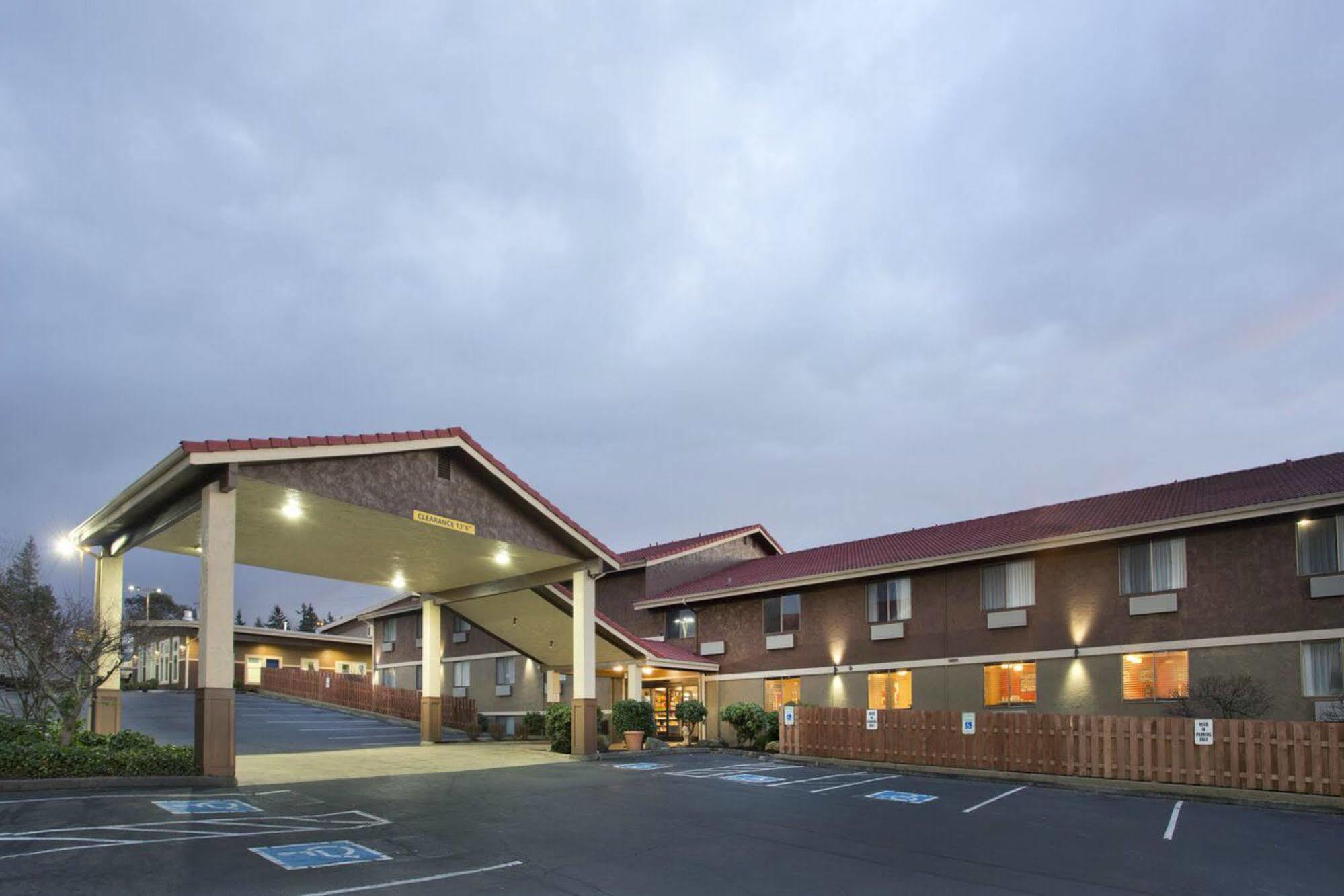 Red Lion Inn And Suites Federal Way Exterior photo