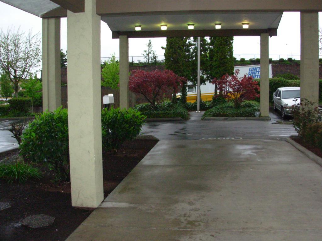 Red Lion Inn And Suites Federal Way Exterior photo